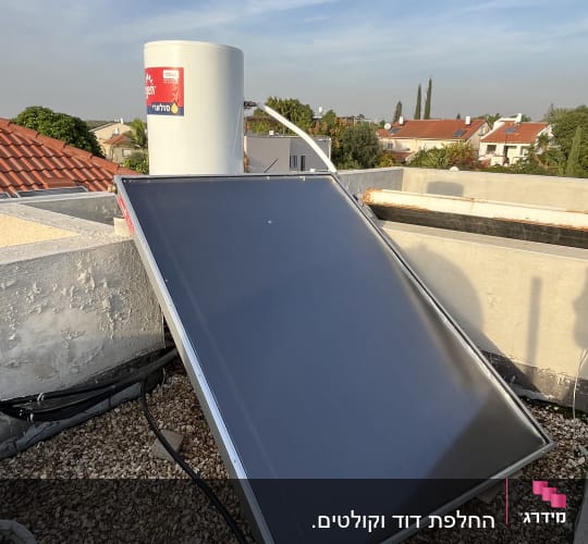 דוד שמש על גג עם קולטים סולאריים
